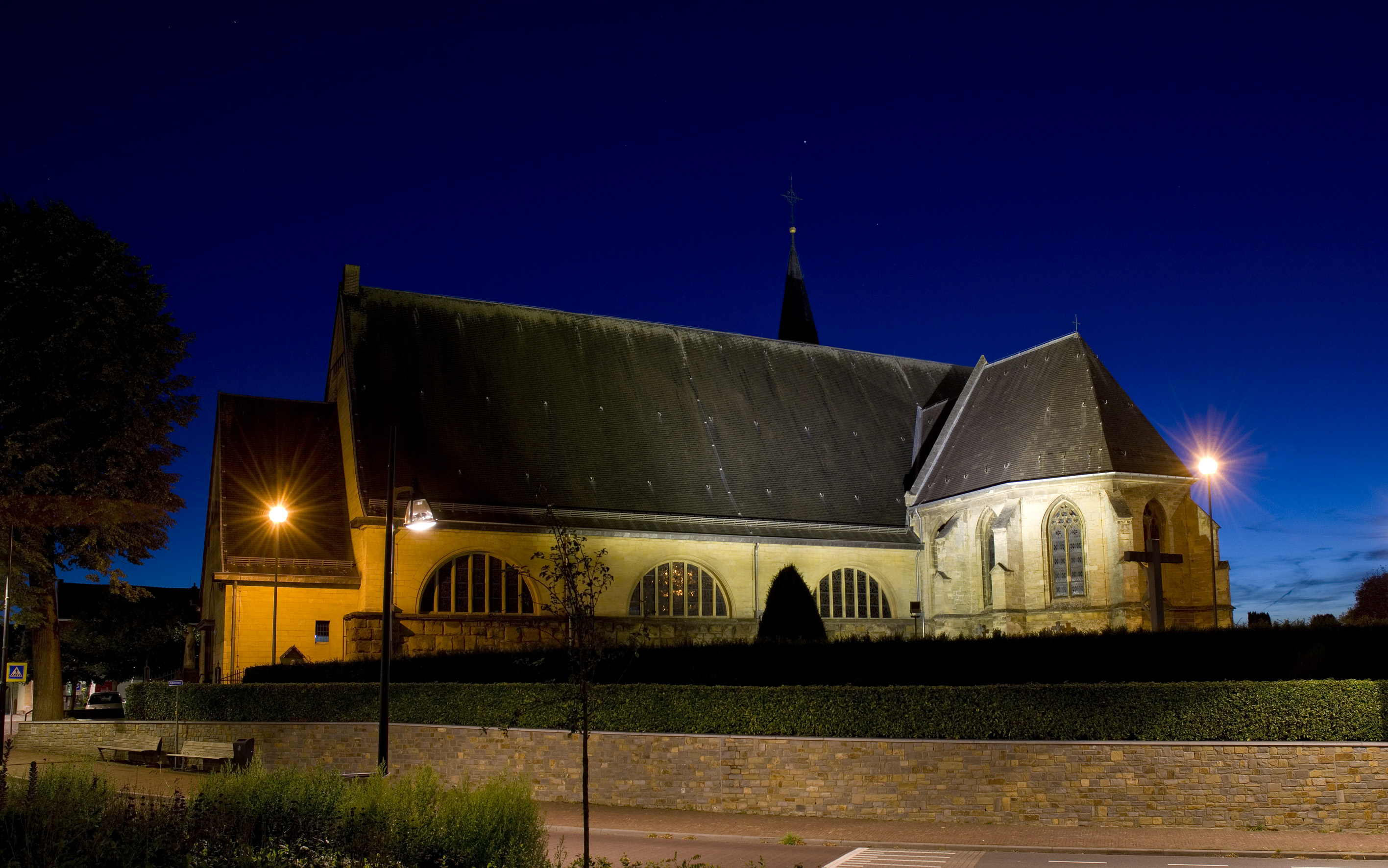 Fotograaf: Hub Huijnen  kerk in avondlicht